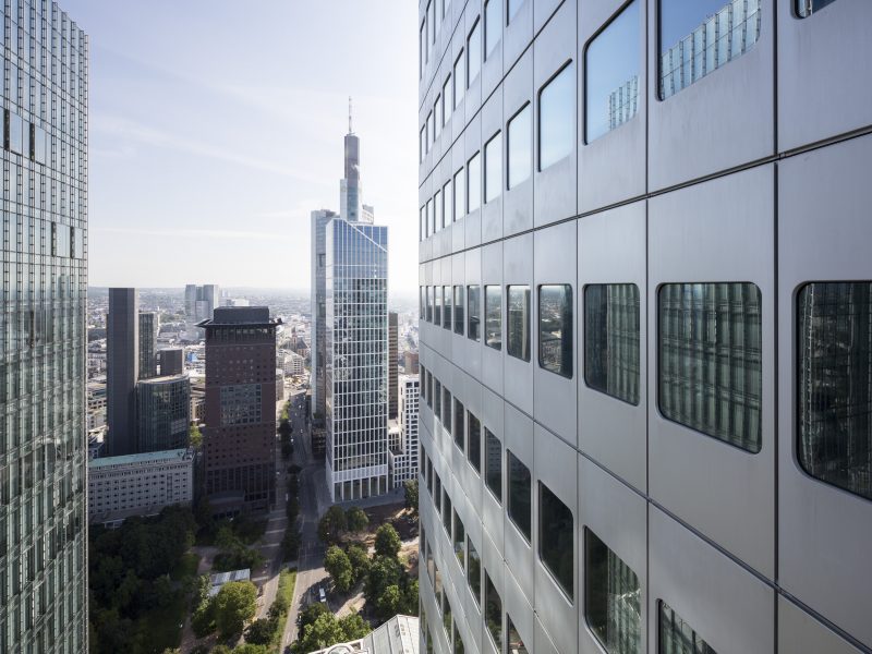 Luftaufnahme durch die Hochhäuser Frankfurts, mit Blick auf den Japan und den Commerzbank Tower