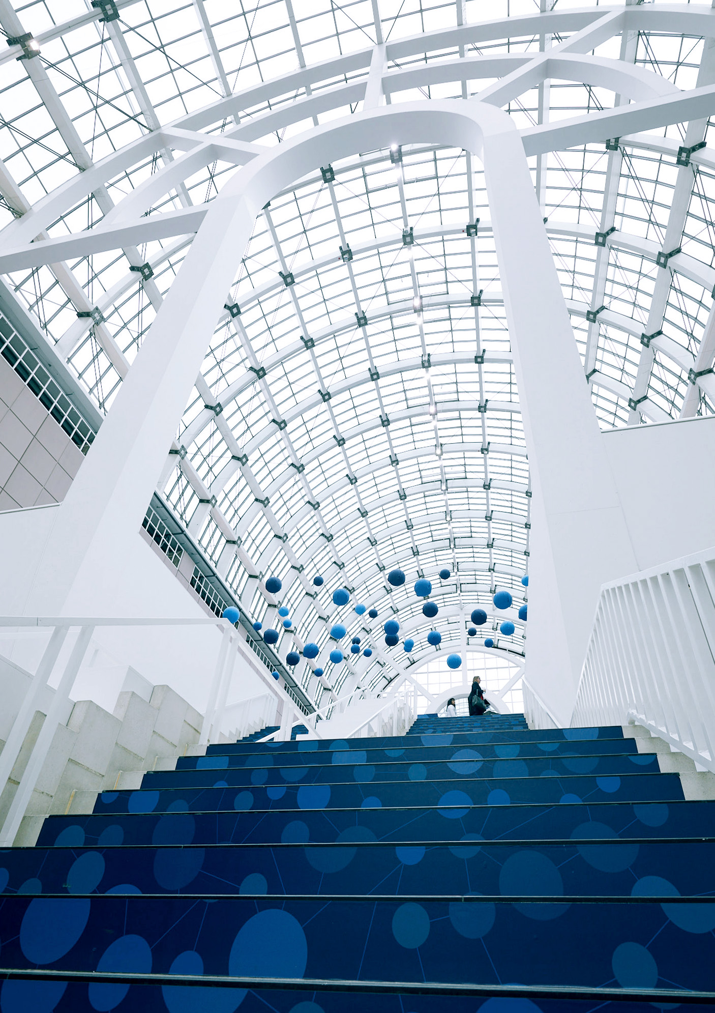Fotografie von Blauer Treppe mit weissem Glasdach